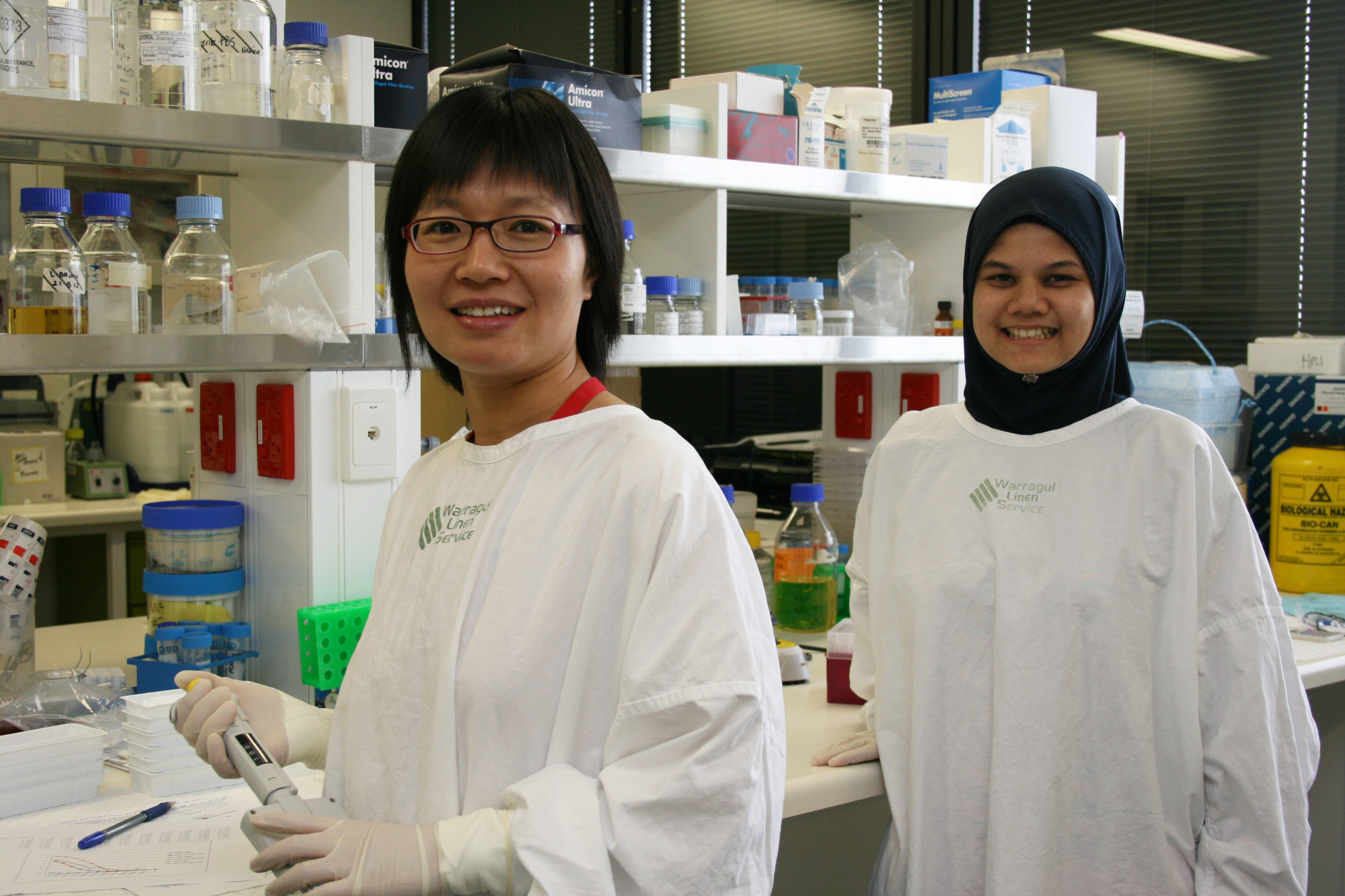 Ms Hongmei Liu, visiting from IPB and Kye Mohd Hanafiah in the Diagnostics Development Laboratory at Burnet Institute in Melbourne.