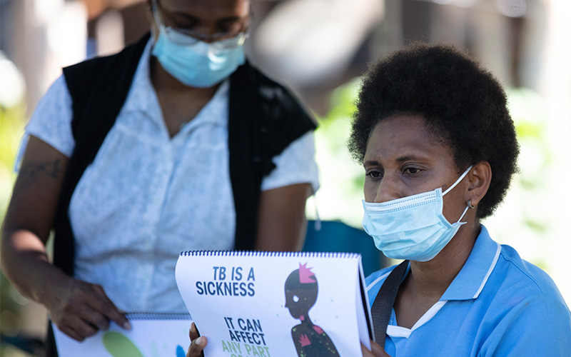 Healthcare workers in Papua New Guinea providing advice about tuberculosis.